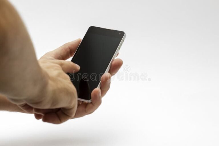 mano usando un telefono celular moderno