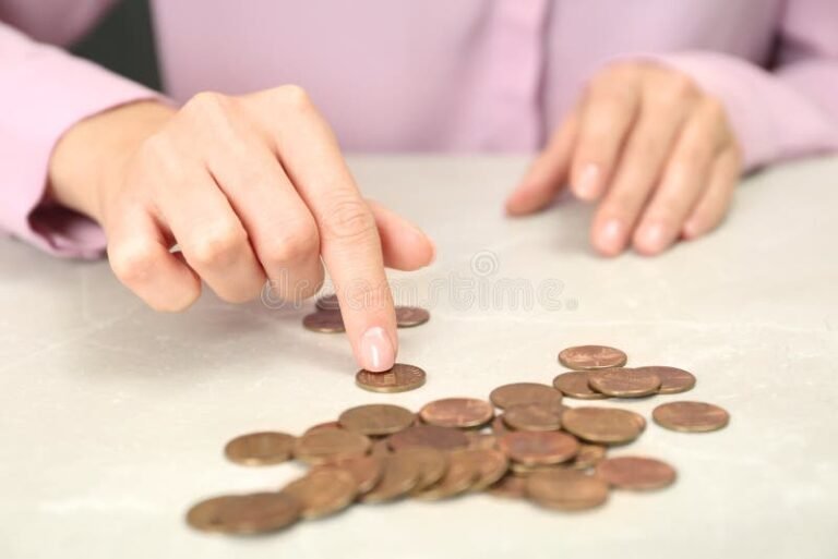 manos contando billetes sobre mesa clara