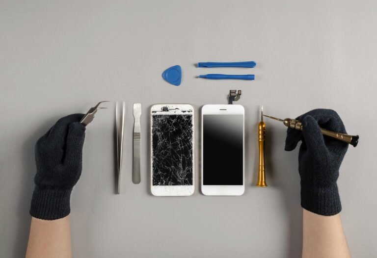 manos reparando teclado de telefono movil antiguo