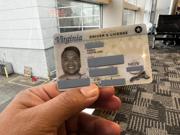 manos sosteniendo licencia de conducir renovar