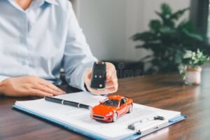 manos sosteniendo llaves y papeles coche