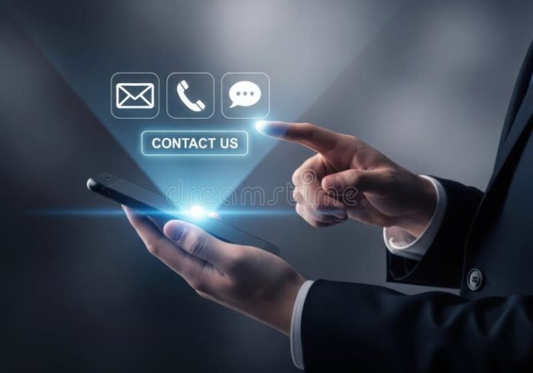 Cómo Recuperar Mis Contactos Perdidos en el Celular Fácilmente 27 manos sosteniendo smartphone con contactos visibles