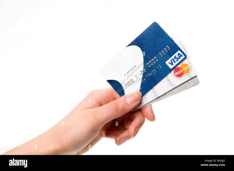 manos sosteniendo tarjeta de credito visa