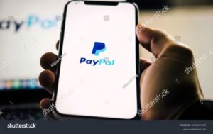 manos sujetando telefono con logo paypal