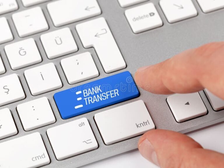 manos usando computadora para transferencia bancaria