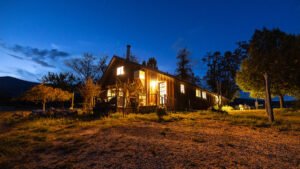 motel acogedor en zona rural nocturna