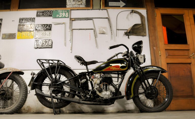 Cómo Saber Si Tenés Deuda de Patente de Moto en Argentina 16 Moto estacionada con patente visible Argentina