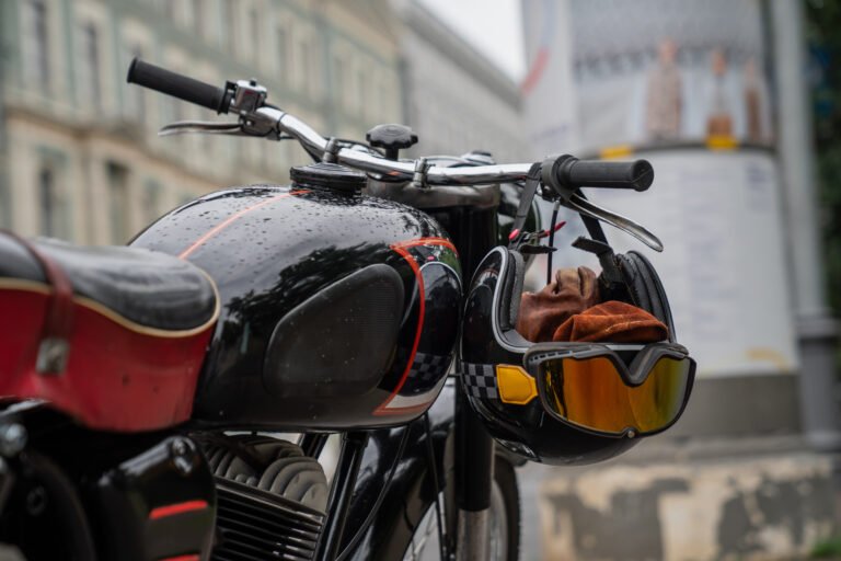 Cómo Cotizar un Seguro para Moto y Elegir la Mejor Opción 8 motociclista revisando seguro de moto en laptop