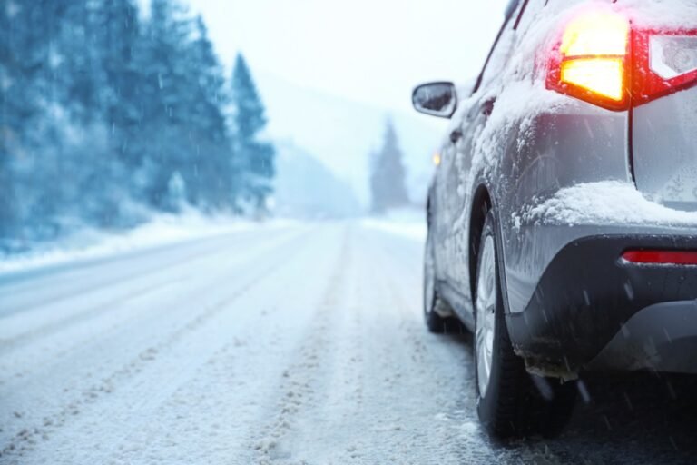 Cuántos kilómetros duran las cubiertas y cómo prolongar su vida útil 10 neumatico de coche en carretera despejada
