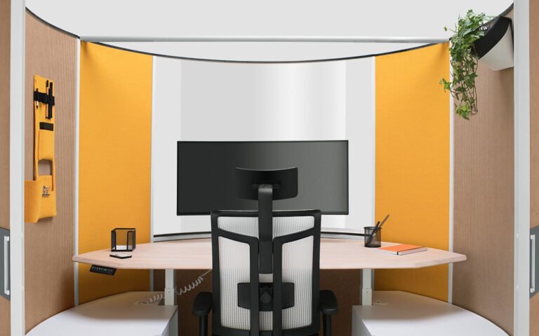 oficina moderna shell con empleados trabajando