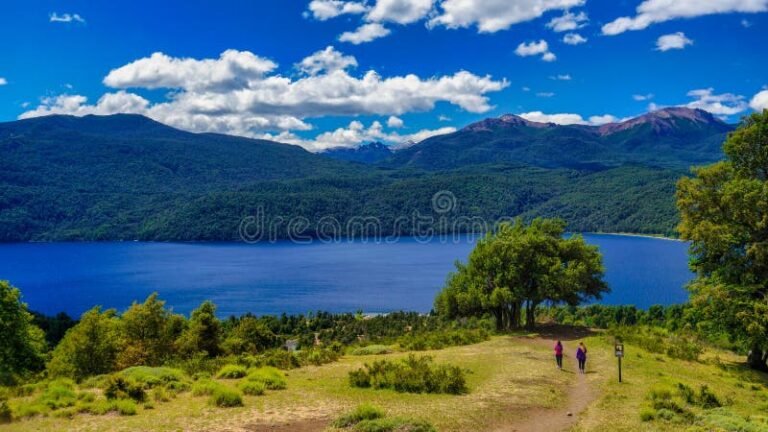 paisajes de montana y lago en san martin