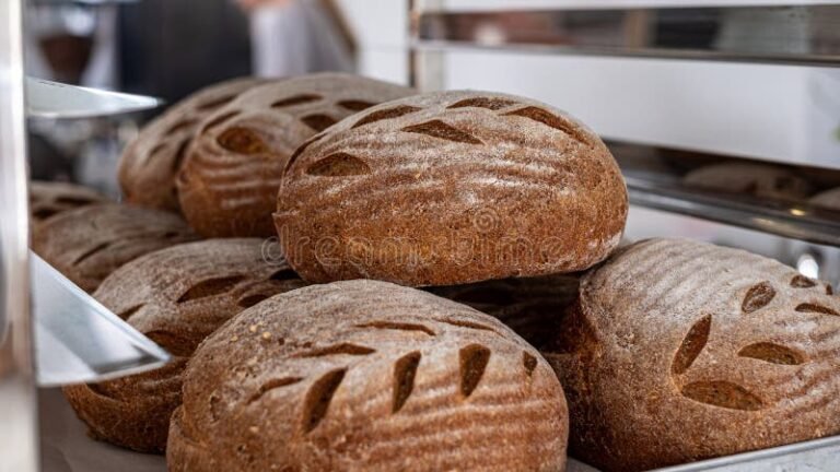 Cómo Hacer Pan Con Harina Integral Casero Y Saludable 30 pan rustico integral recien horneado apilado