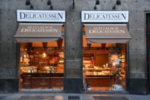 panaderia santa maria fachada y productos variados