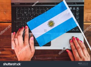 pasaporte argentino con mano extranjera moderna
