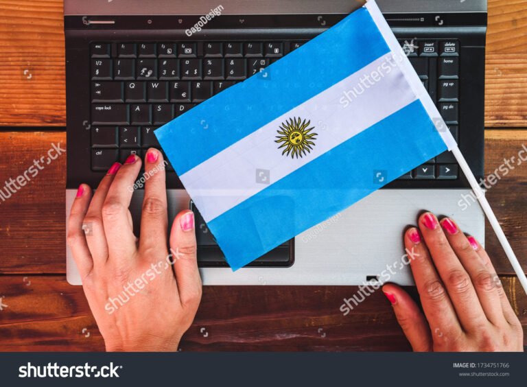pasaporte argentino con mano extranjera moderna
