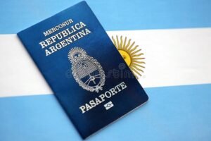 pasaporte argentino sobre escritorio con bandera argentina