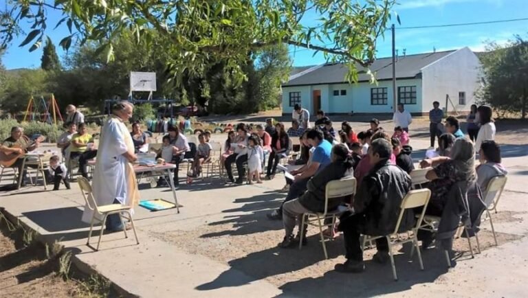 persona ayudando a otra en comunidad argentina
