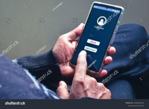 persona bloqueando contacto en smartphone