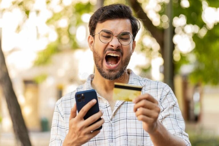 persona bloqueando tarjeta de credito movil