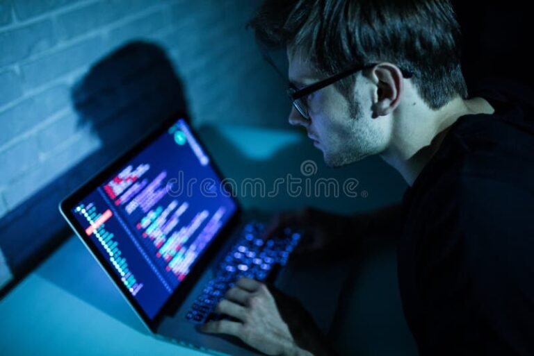 persona buscando informacion en computadora segura