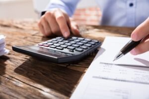 persona calculando finanzas con calculadora 1