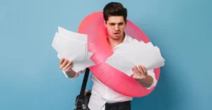 persona cancelando poliza de seguro vida