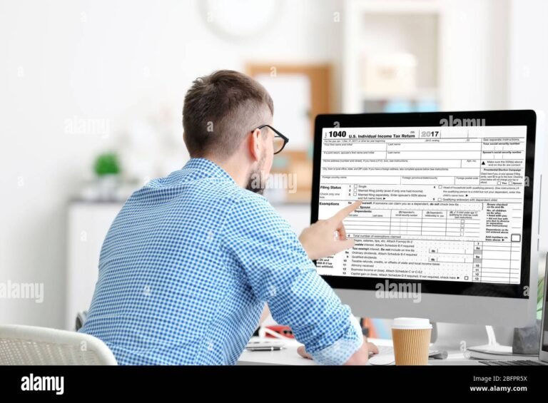 Cómo solicitar la devolución del Impuesto País en AFIP paso a paso 10 persona completando formulario en computadora