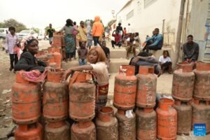 persona comprando garrafas de gas natural