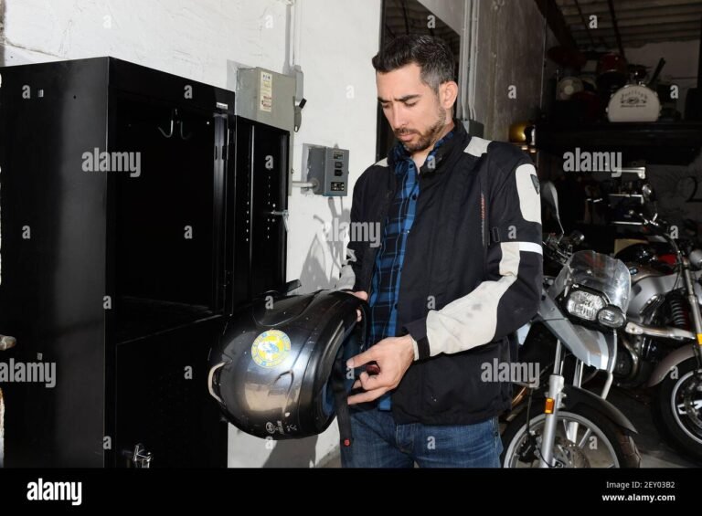 persona con casco alquilando moto moderna urbana