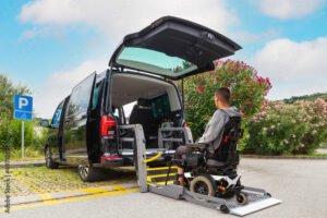 persona con discapacidad frente a automovil adaptado