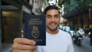 persona con pasaporte argentino y documentos oficiales