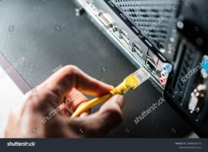 persona conectando cable de internet pc