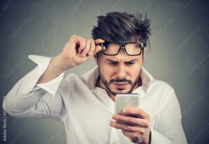 persona confundida usando telefono movil