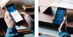 persona consultando banco en dispositivo movil