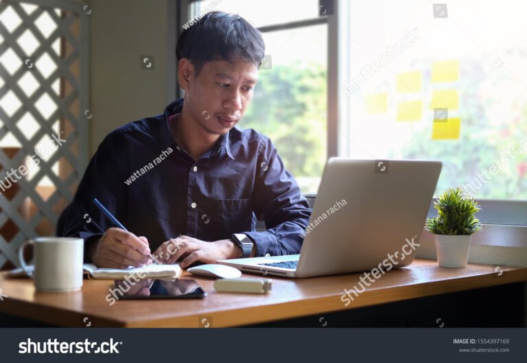 Cómo Saber Cuál Es Mi CUIL De Forma Rápida Y Segura 7 persona consultando documentos con computadora portatil