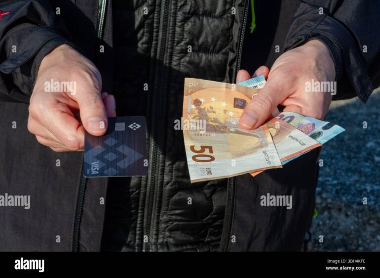 Qué tarjeta de crédito puedo sacar según mi perfil financiero 4 persona eligiendo tarjeta de credito moderna