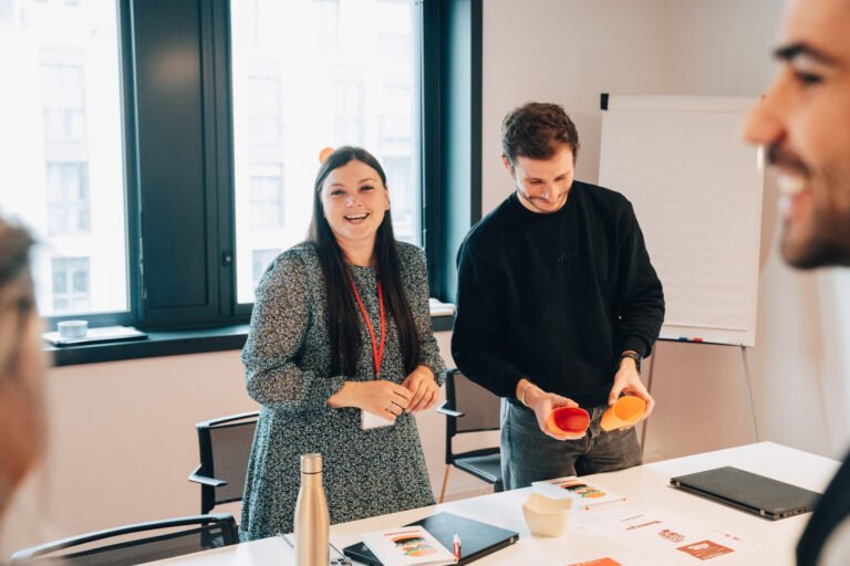 persona entregando curriculum en restaurante burger king