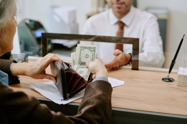 Cómo Solicitar Préstamos en Banco del Sol en Argentina 14 persona entregando documentos en banco moderno