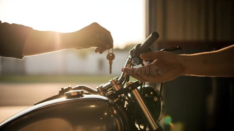 persona entregando llaves de moto nueva