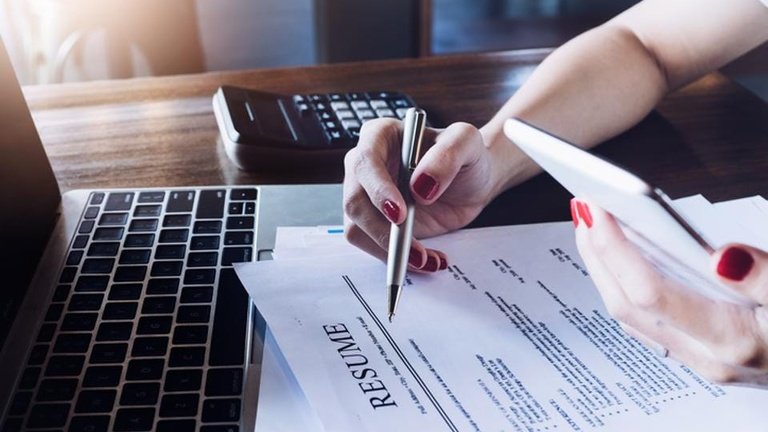 persona enviando curriculum desde computadora portatil 1