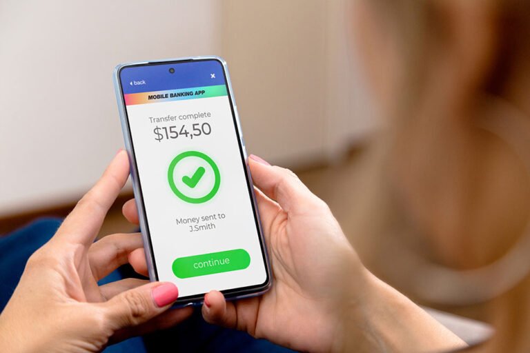 persona enviando dinero desde telefono movil