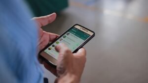 persona enviando mensajes desde smartphone whatsapp