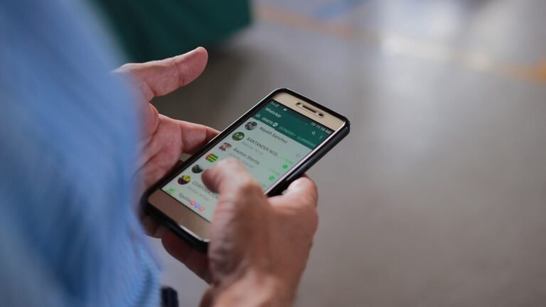 persona enviando mensajes desde smartphone whatsapp