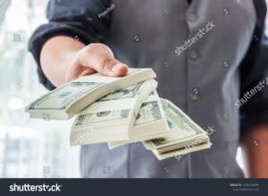 persona feliz recibiendo dinero en mano