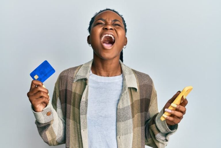 Por Qué No Puedo Pedir Préstamo En Ualá Y Cómo Solucionarlo 35 Persona frustrada con tarjeta de crédito