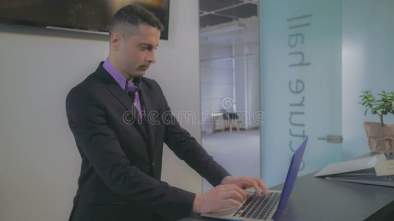 Persona ingresando datos en computadora bancaria