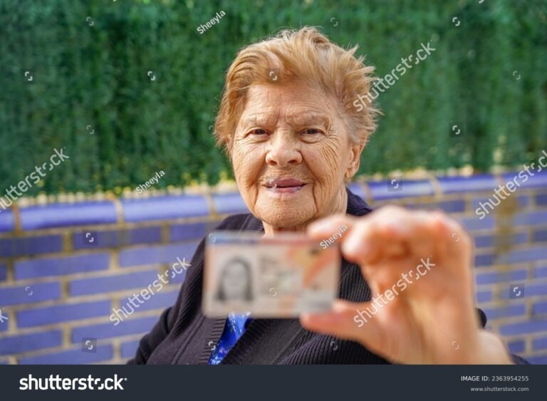 persona jubilada con documento de identidad