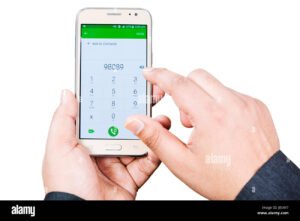 persona marcando en telefono movil