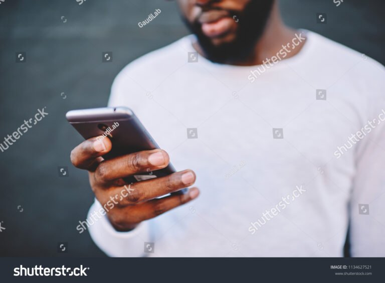 persona marcando numero en smartphone moderno