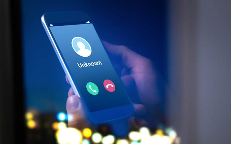 Cómo Poner Número Oculto en Llamadas Desde Cualquier Teléfono 8 persona marcando telefono con pantalla oculta